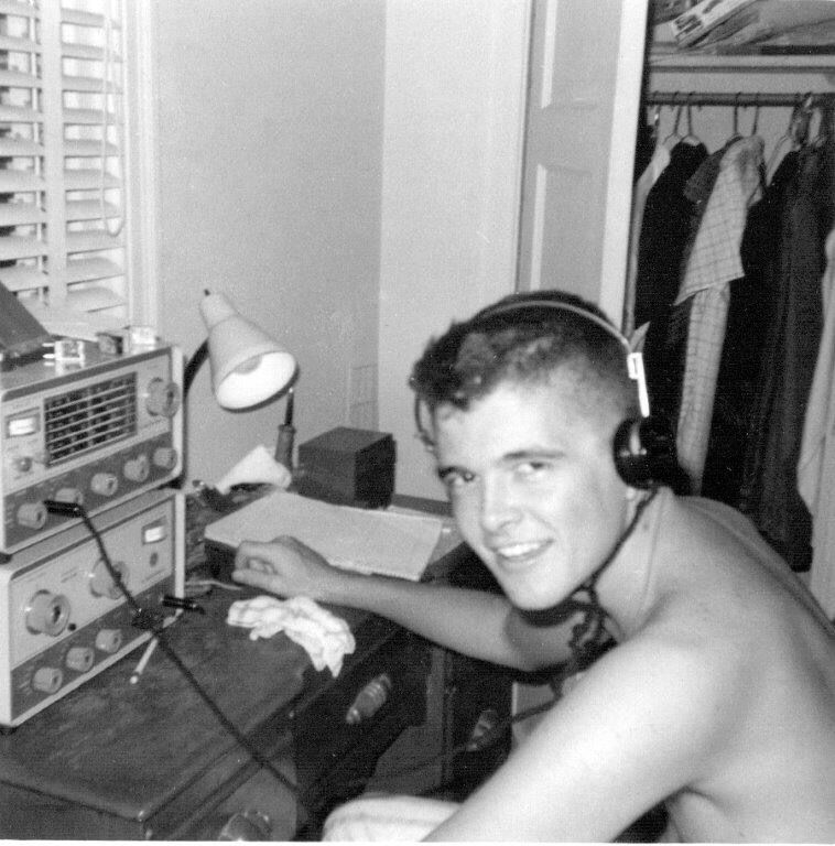 这是大约 1963 年，年轻的 Alsup 在火腿电台前