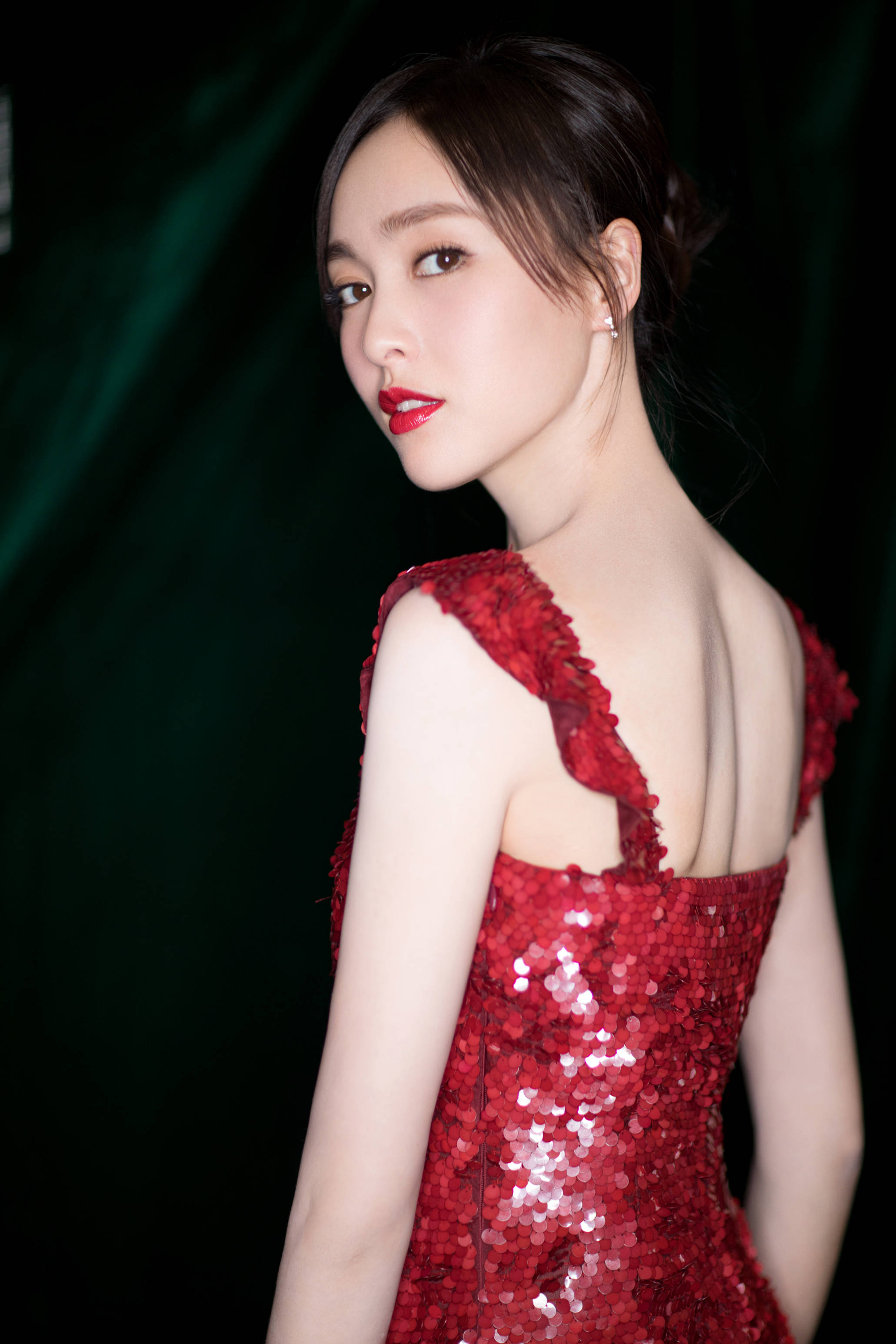 [鲜花]来收美图吧[嘻嘻] 服装:@valentino官方微博 鞋子:@jimmy-choo