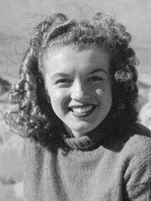 你梦露成名时很大了,打酱油时就整容了,谢谢 最早的棕发诺玛简长这样