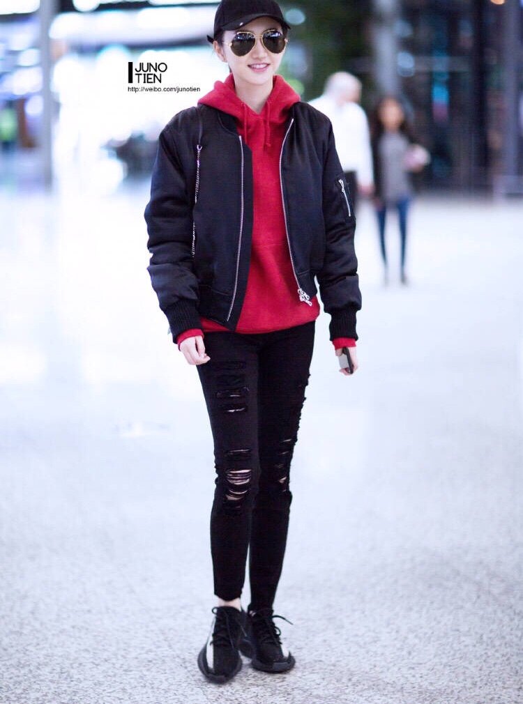 随便搜的,应该不是最近吧,娱乐圈明星谁没有几双丑椰子和巴黎世家那个