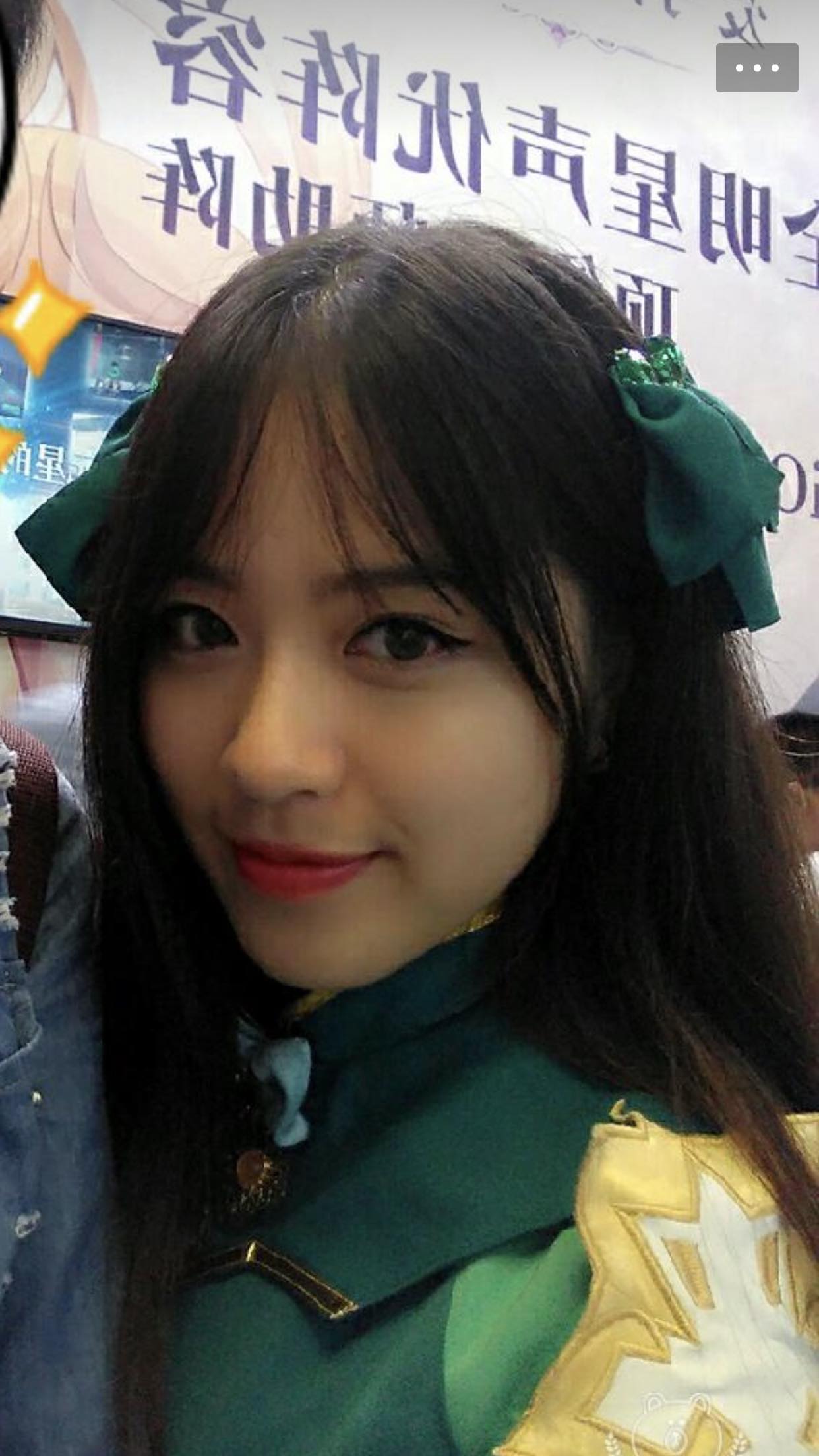 刚刚一人把自己打码了说这是和毛维嘉再一次活动上的合照,说把她拍丑