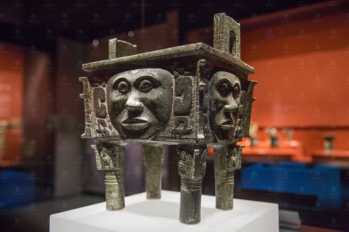 就是湖南博物馆的那个智障人面鼎 我国又不是没有这种多少面的造型