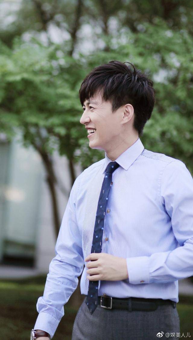 主题:当靳东穿上蓝衬衣,网友:从书中走出的清俊少年!