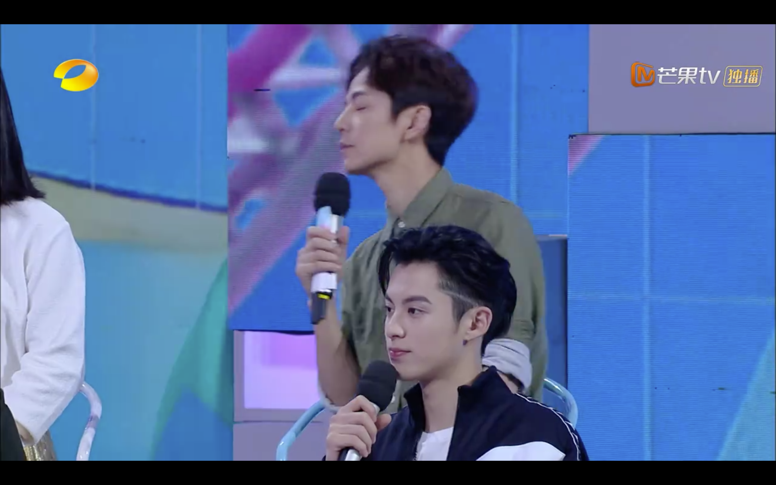 在看快本最新一期,鹤帝真的好白啊,眼睛又大又