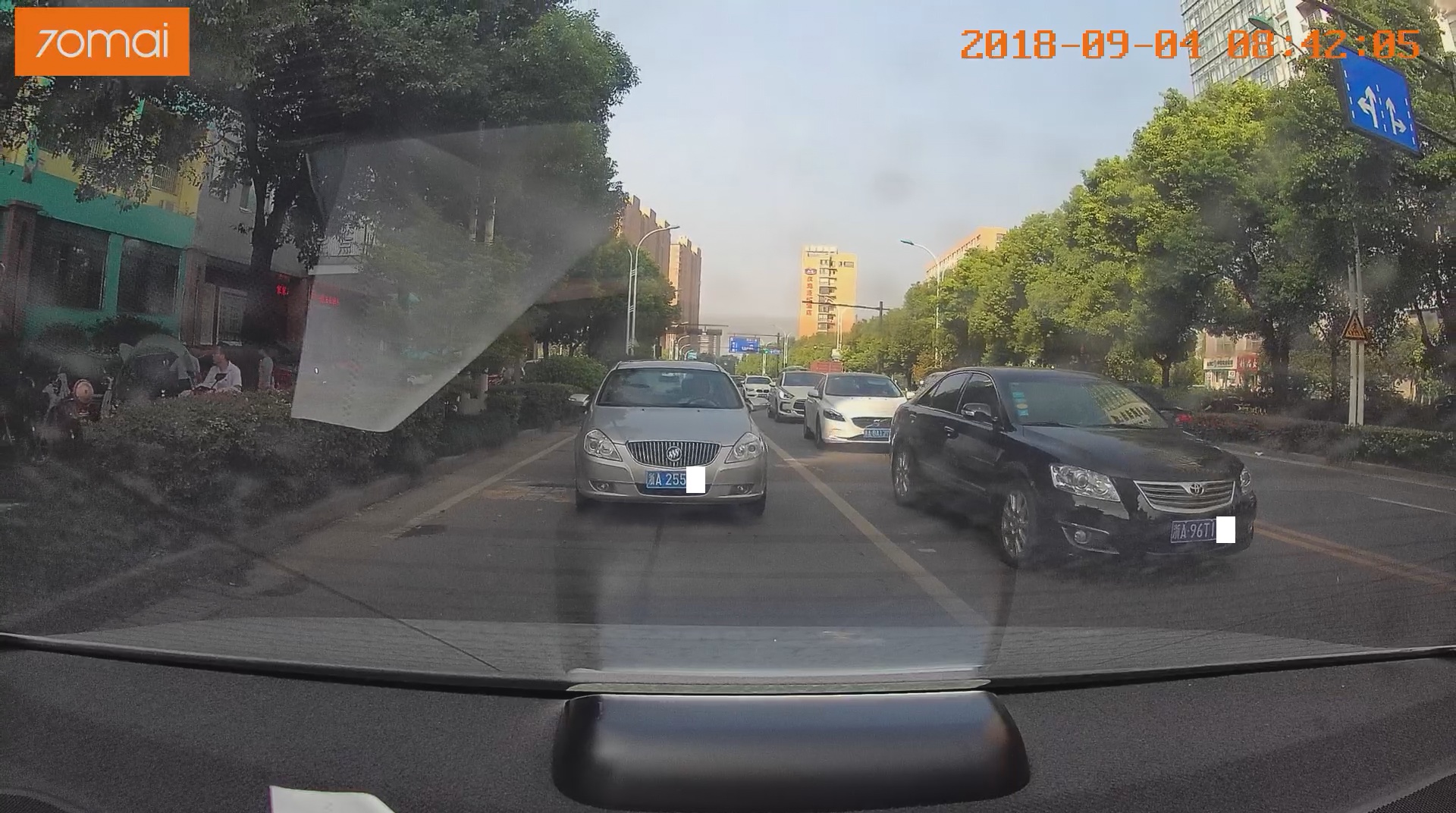 视频截图 —— 白天可以清晰查看周围车辆车牌