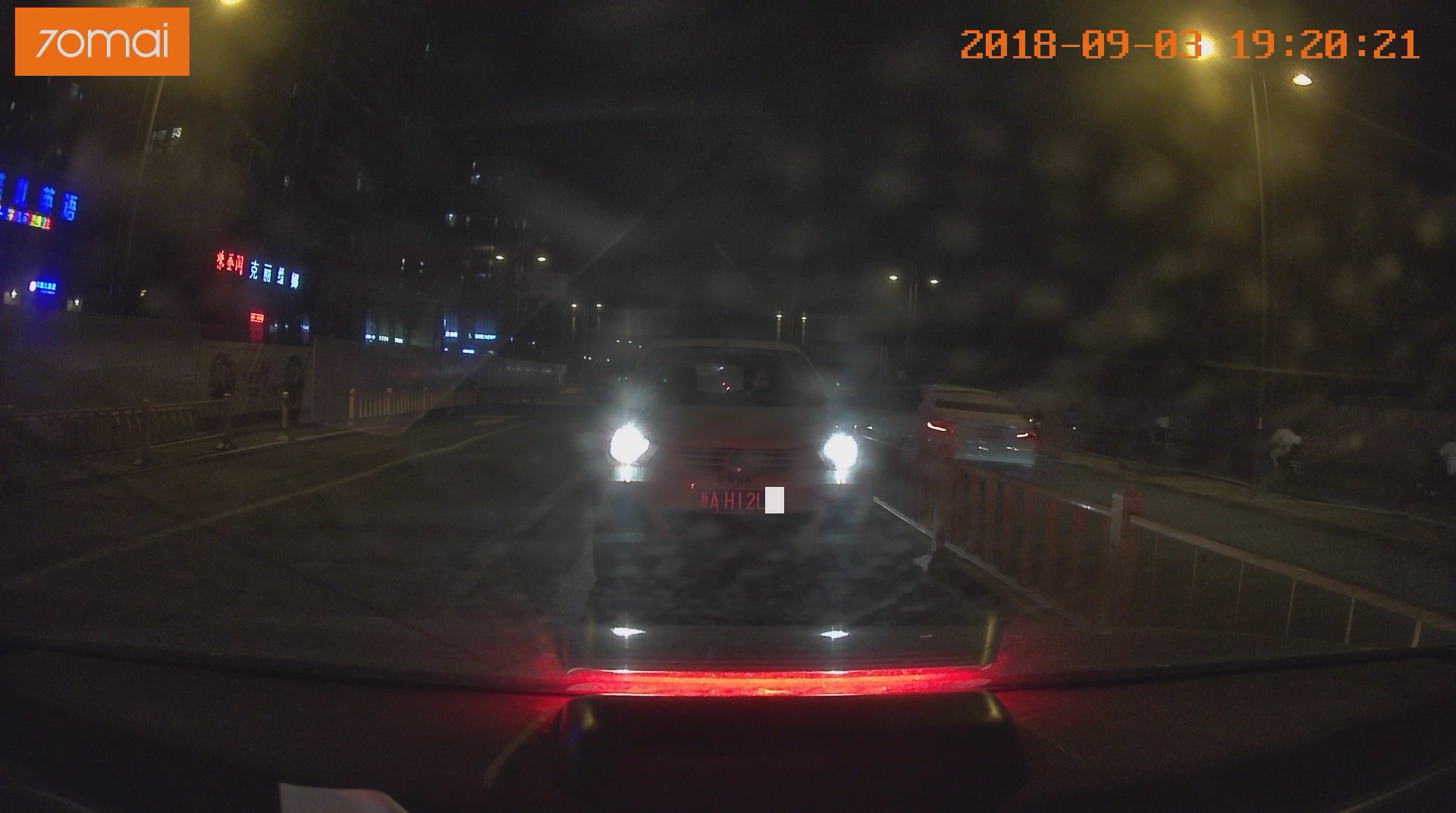 视频截图 —— 夜间行驶也可以清晰拍到后方车辆的车牌