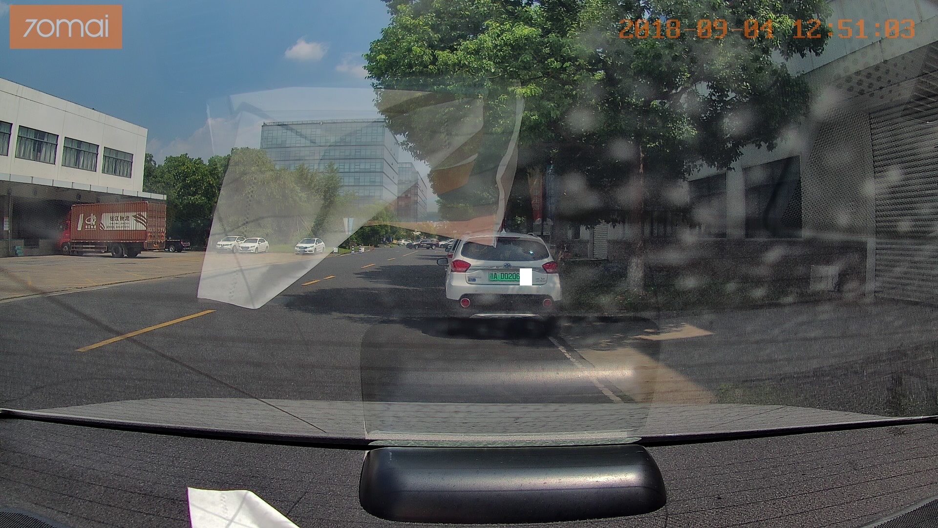 使用拍照功能 —— 白天可以清晰查看周围车辆车牌