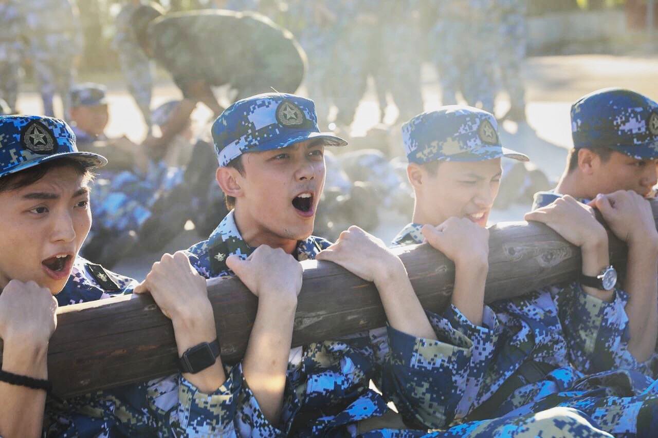 主题:三石认真军训的样子未免也太可爱了吧,抱着圆木青筋暴起,是热血