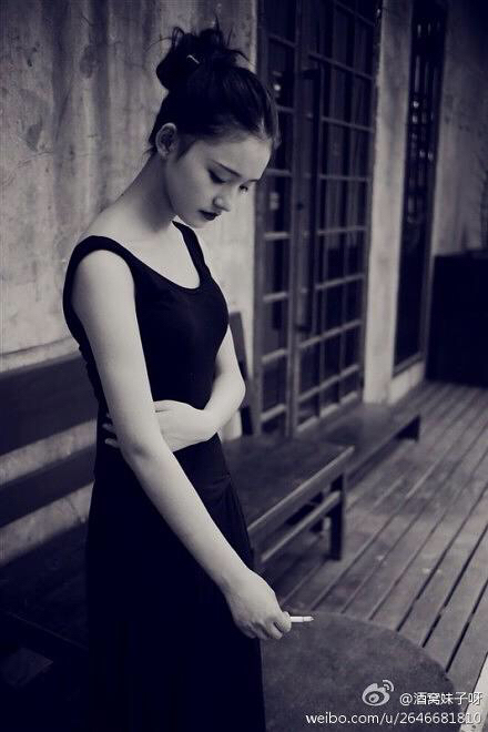 林允这张图我存了很久,她特别适合抽烟
