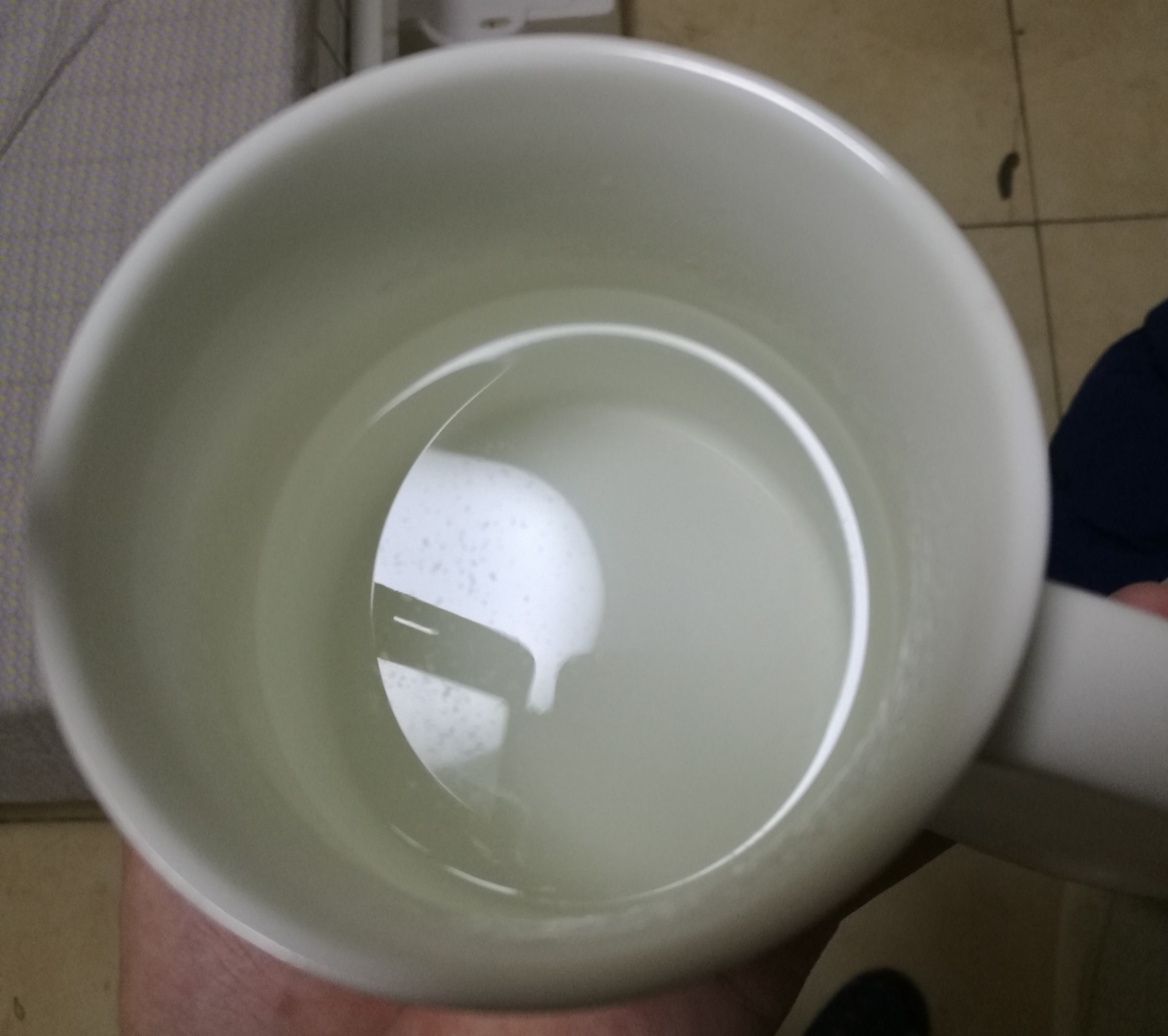 图a-7　杯中有沉淀，水质不好