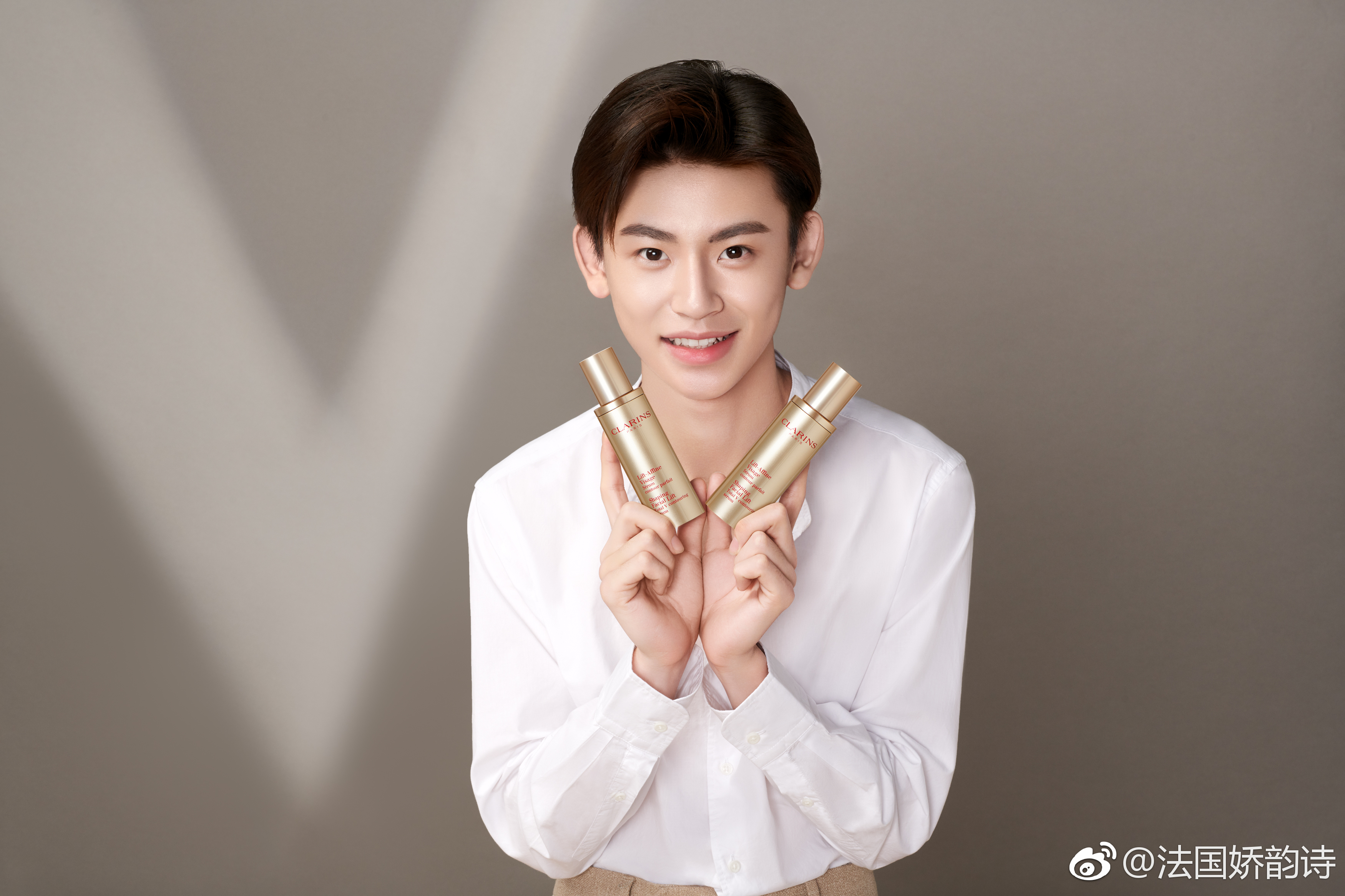 即将开始的#天猫双11#,小娇特邀@小鬼-王琳凯 担任"v脸精华首席体验官