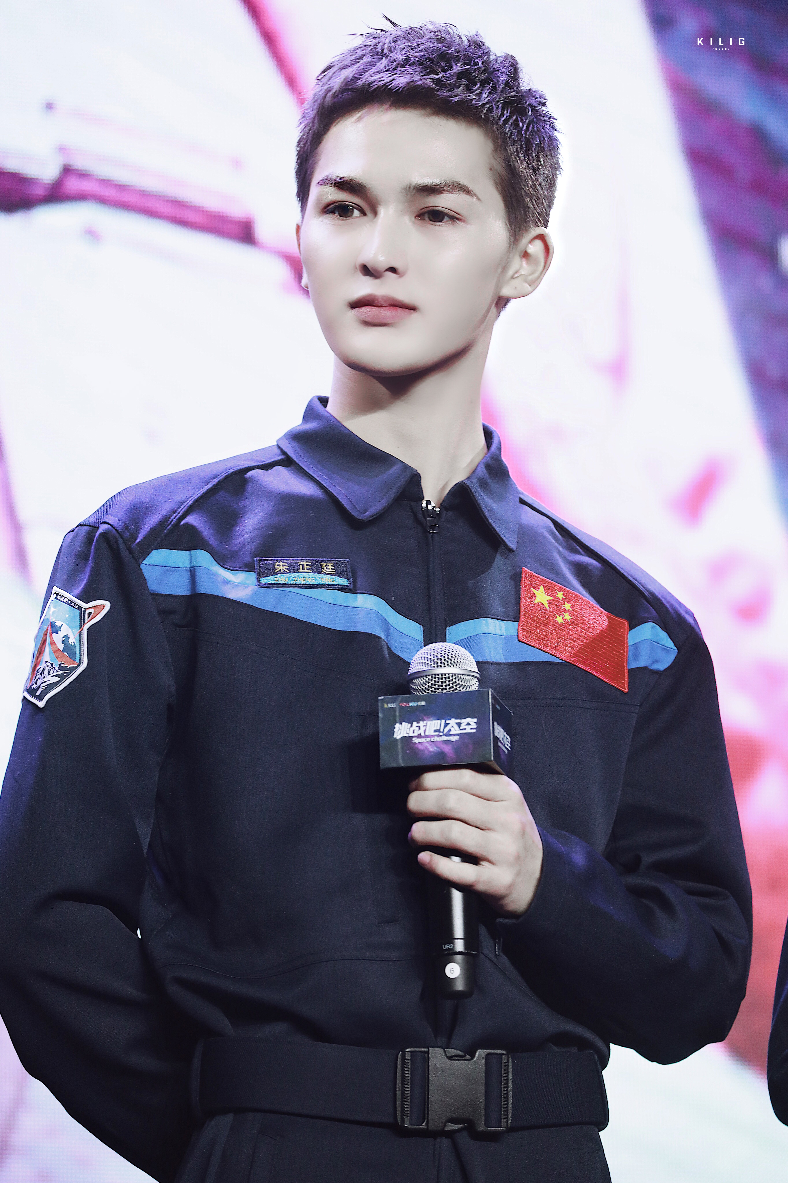 主题:@zztf 挑战吧太空 五星红旗印烙在他的胸膛,今天他是一颗小白杨