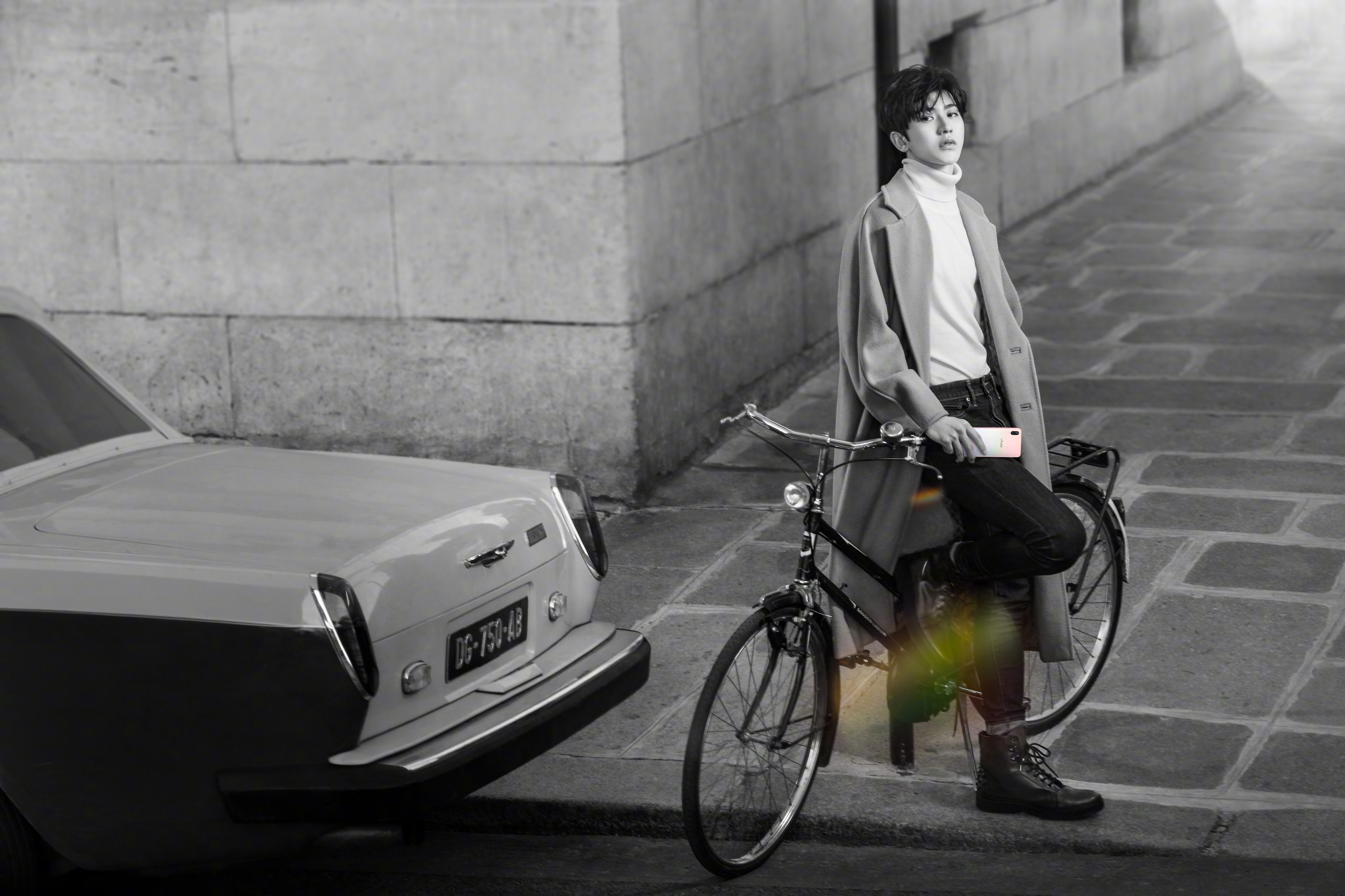 主题:@时尚芭莎:日光倾城的巴黎午后,少年@蔡徐坤 骑着单车穿过慵懒的