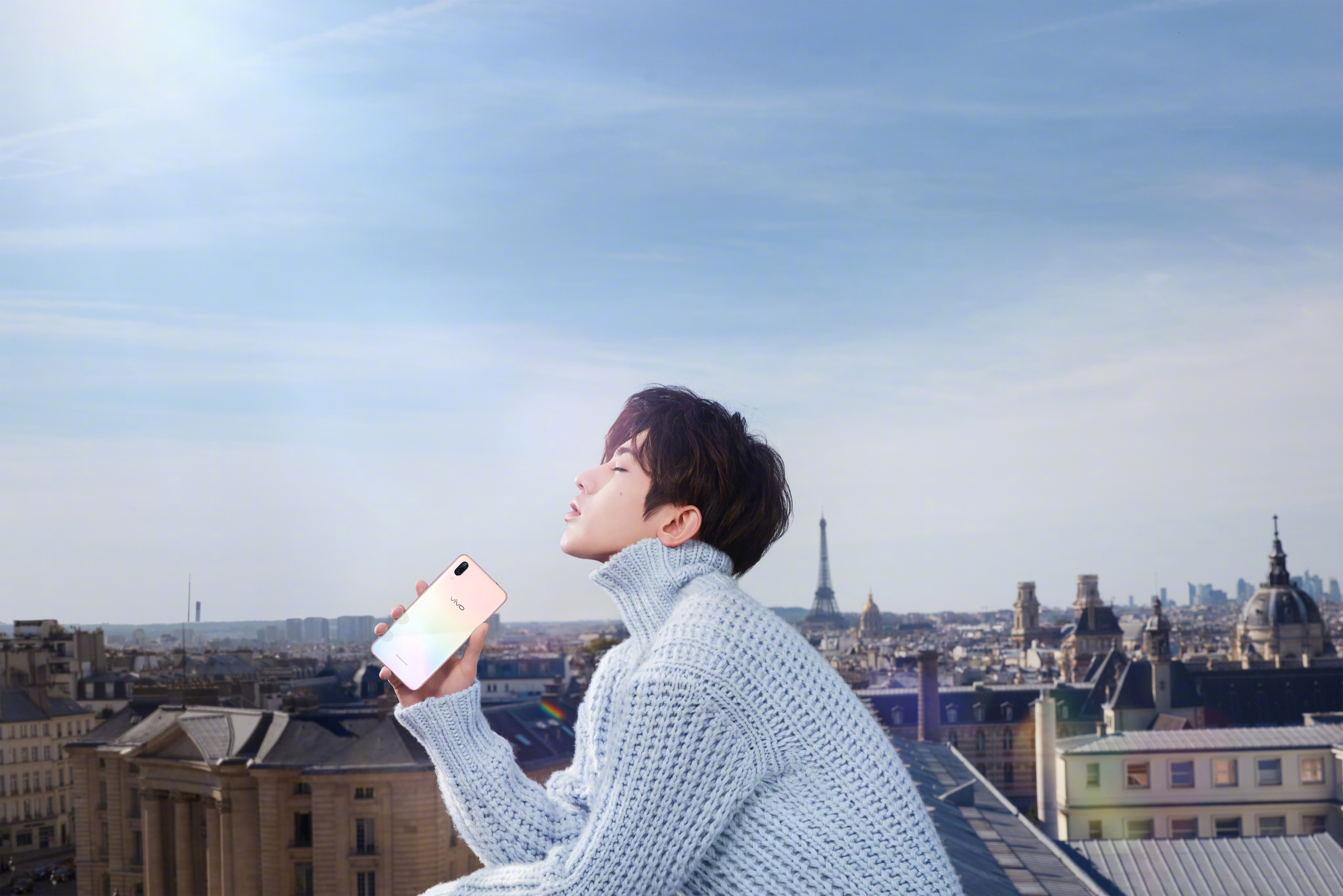 主题:@时尚芭莎:日光倾城的巴黎午后,少年@蔡徐坤 骑着单车穿过慵懒的