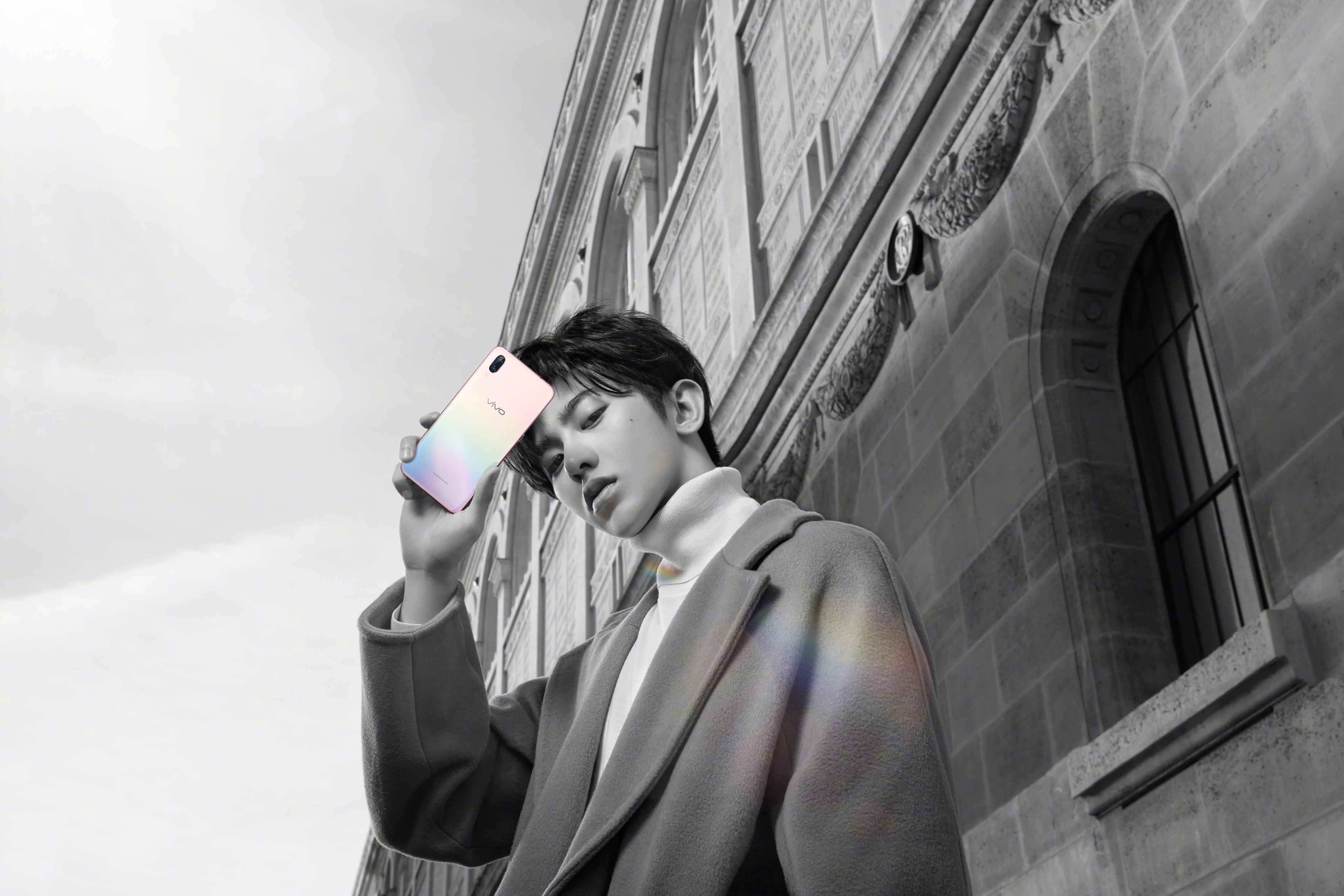 主题:@时尚芭莎:日光倾城的巴黎午后,少年@蔡徐坤 骑着单车穿过慵懒的