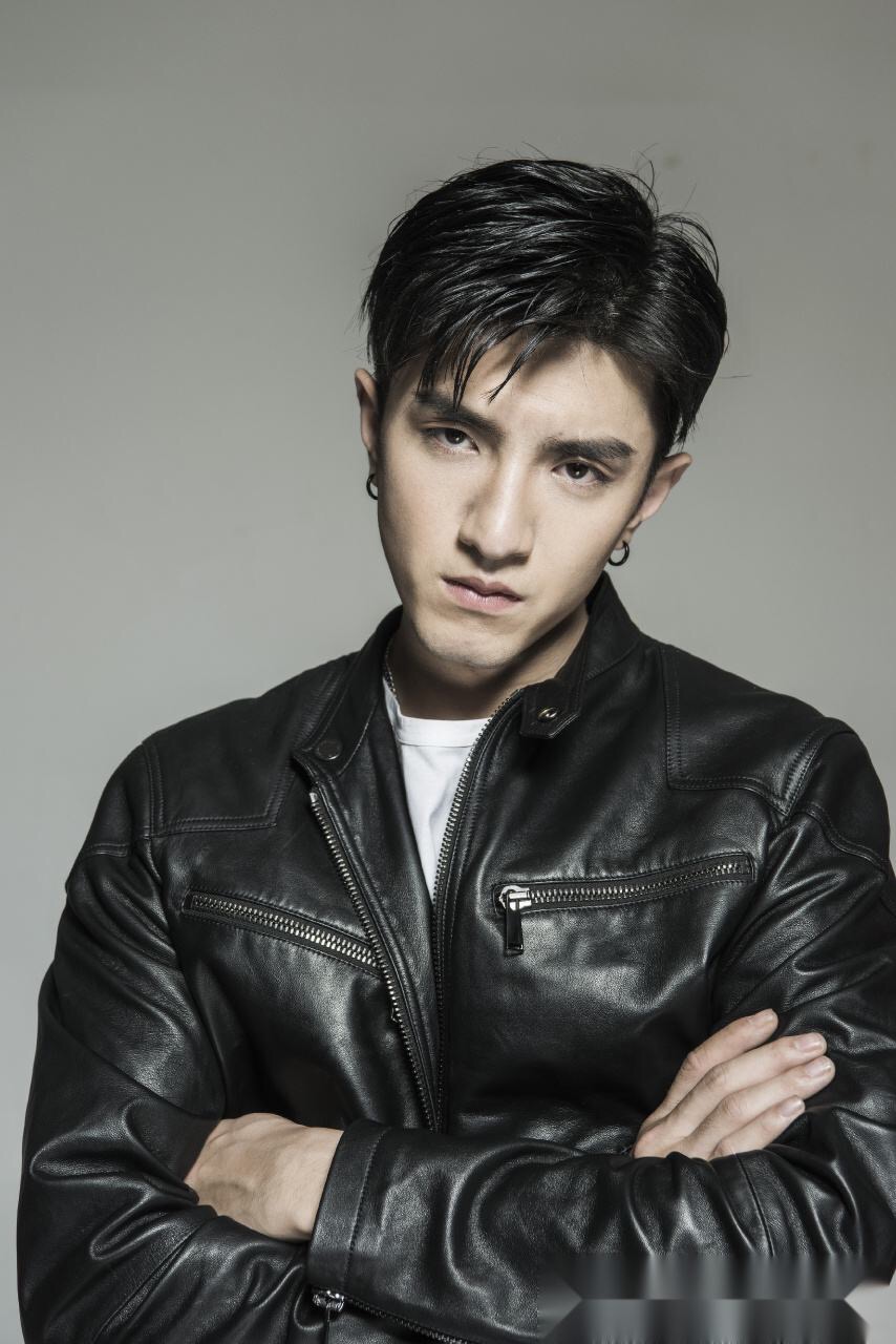 给那些不知道金瀚长什么样子的兔子科普一下,一张生活照一张写真