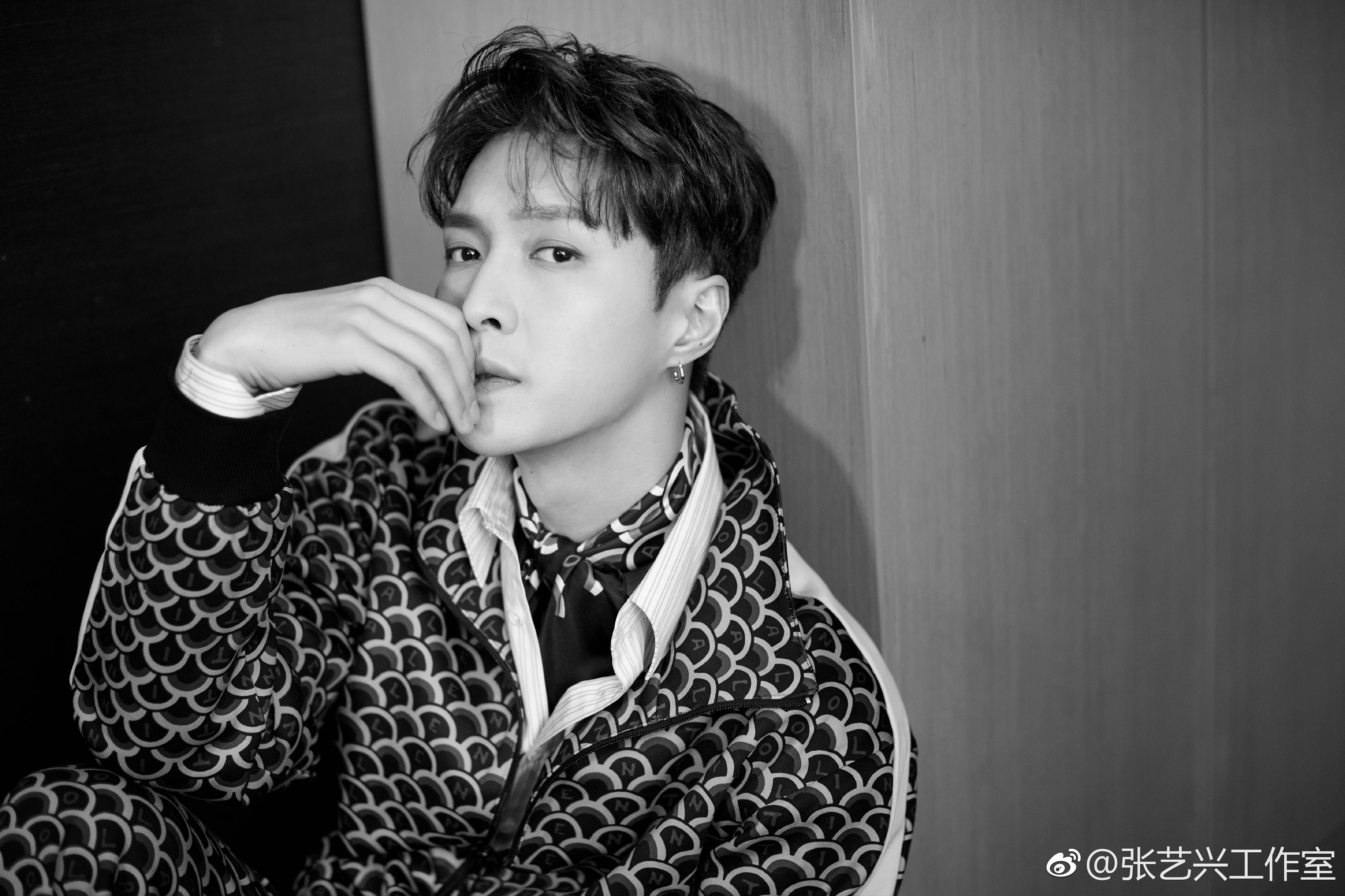 张艺兴努力努力再努力x身着valentino2019早春系列套装亮相valentino