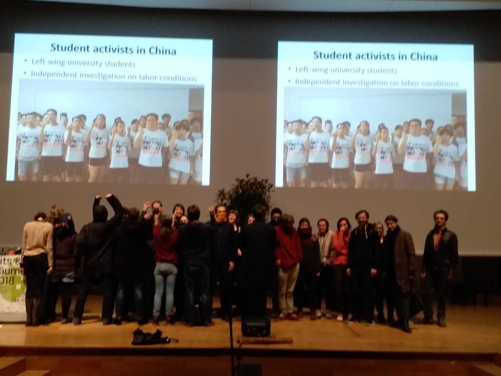 柏林科技大學研討會上20多位學者拍照支持佳士聲援團和被失蹤學生運動家.jpg