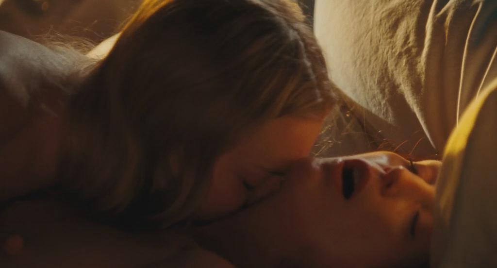 Amanda Seyfried Dishes On Megan Fox Kiss