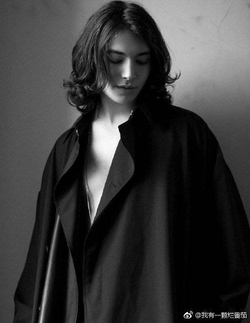 耽美文里中性化的大美人一出场,男人都纷纷觉得他好漂亮,有的甚至被他