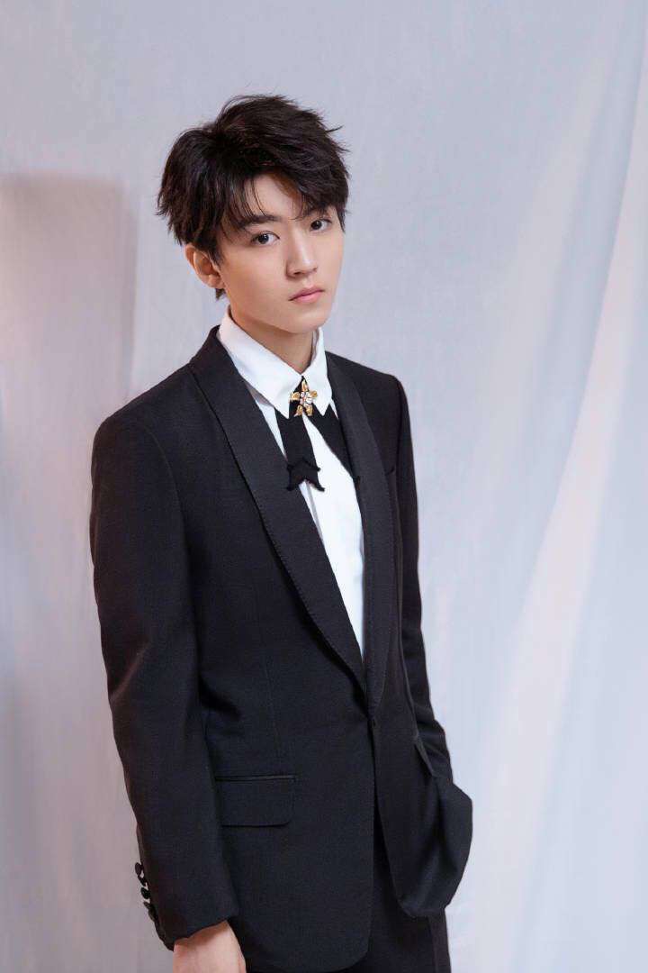 主题:三字就是哪里都好看,超级大帅哥,颜值超高的美