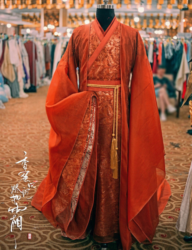 主题:大家来看看旭凤的衣服模特穿和邓伦穿后的对比[7]收藏该帖已收藏