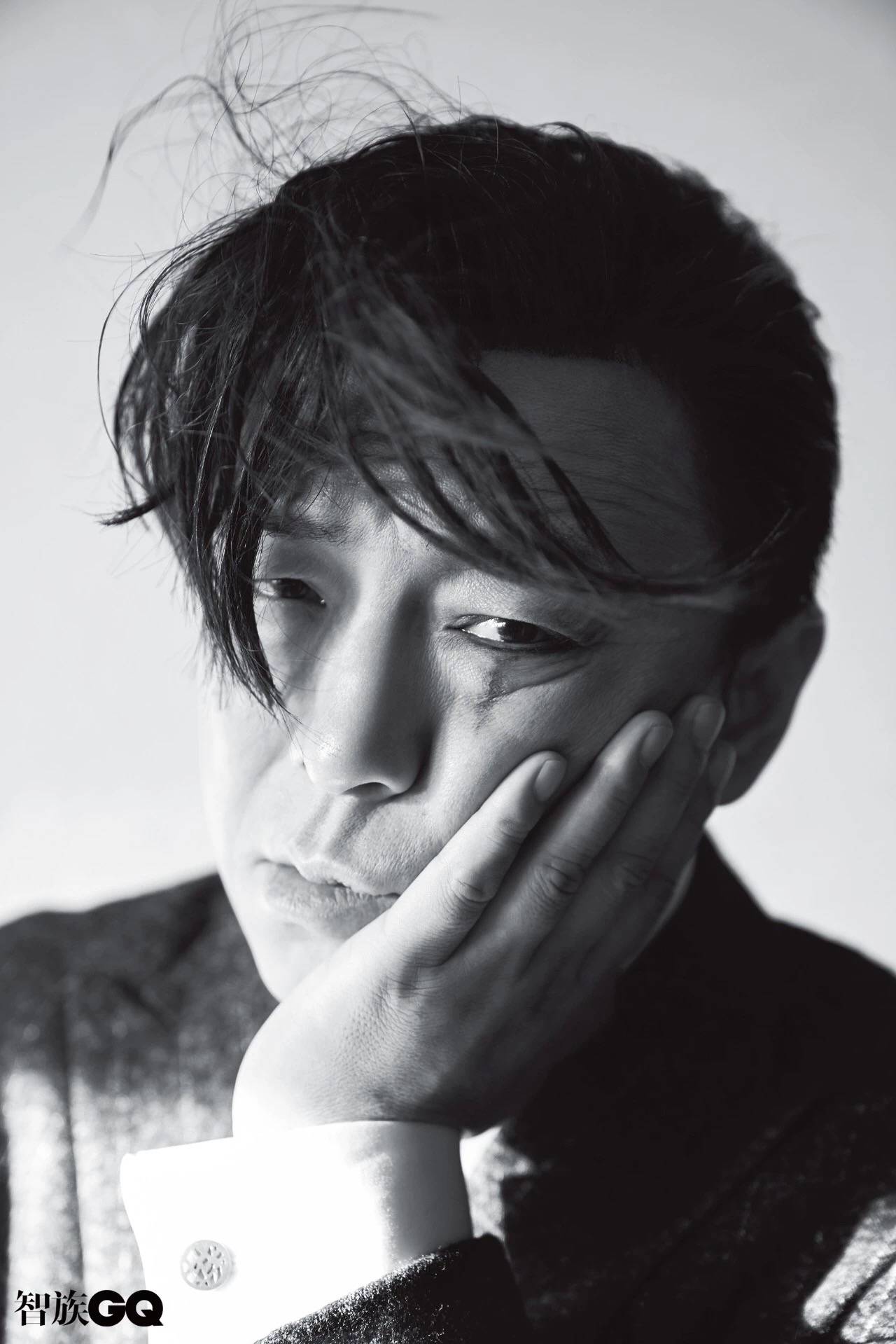 主题:妹妹托着腮斜眼看向我,微乱的头发有一丝慵懒