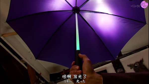 伞杆配有七色LED灯，在漆黑的阴雨天里方便标明自己的位置。