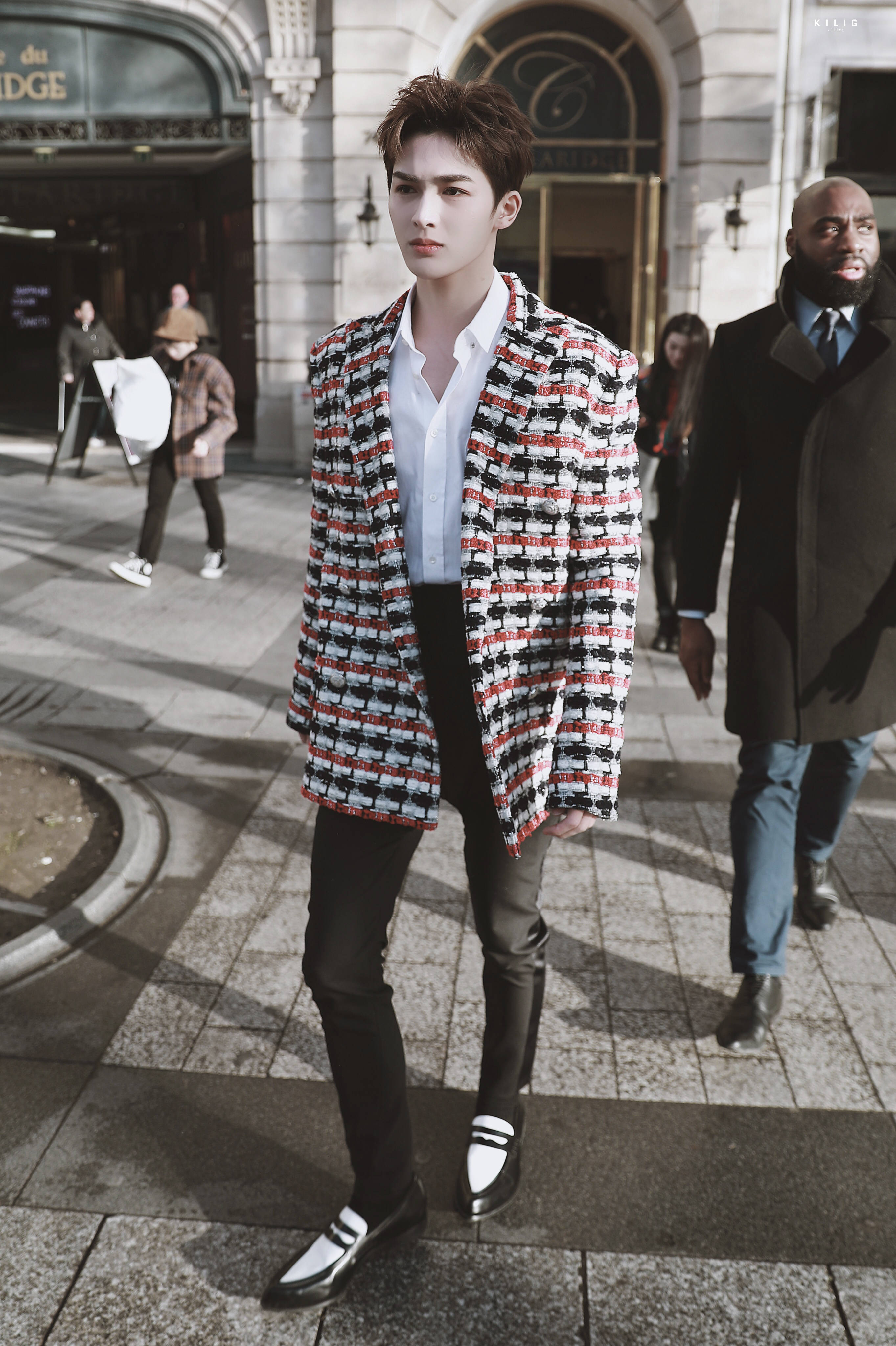 不舍洗脑颜值,那我们就一起来看看在巴黎时装周的超级大帅哥朱正廷吧!