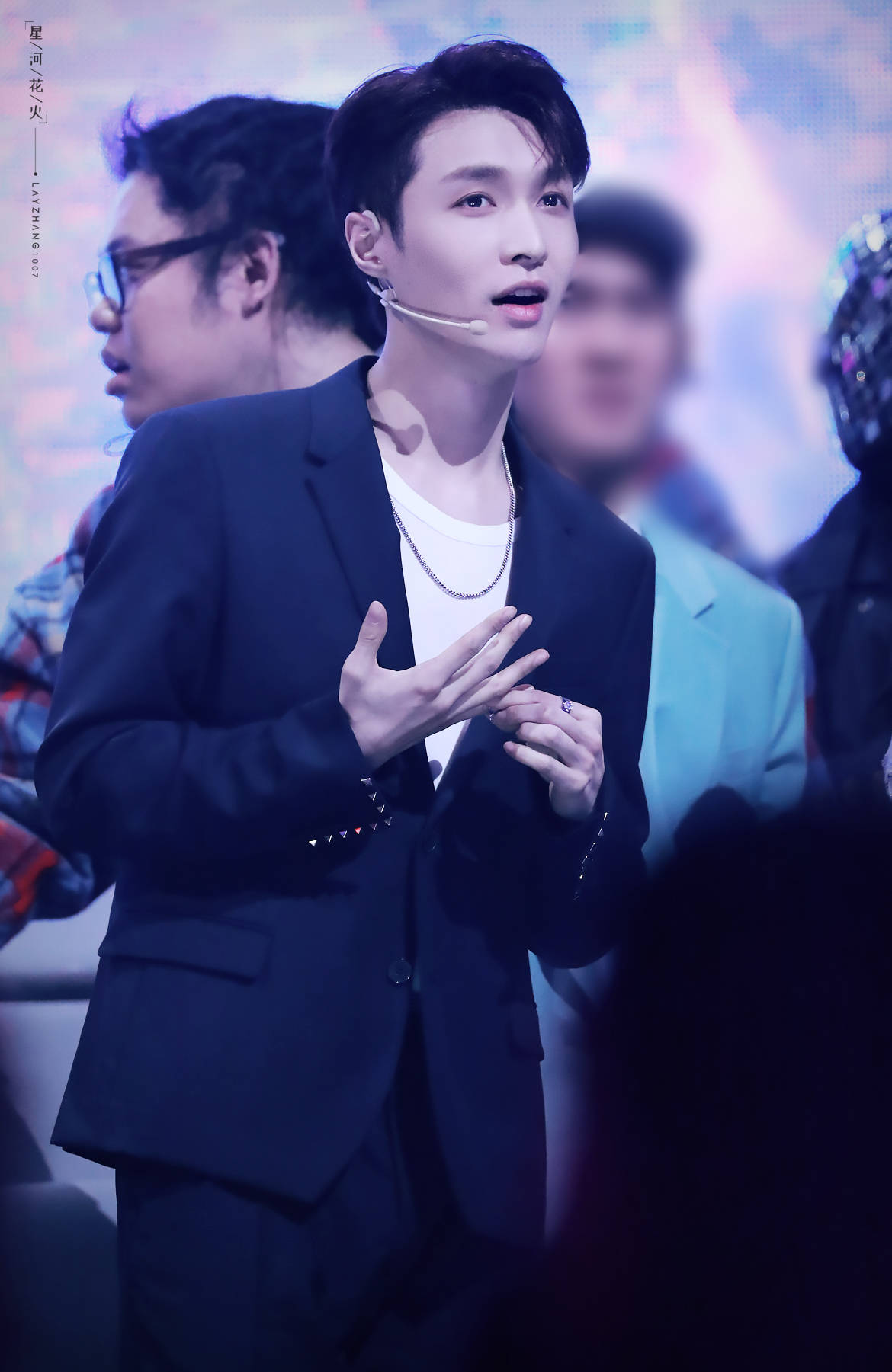 主题:我搞青路人,看到一个zyx和导演对着哭的视频我