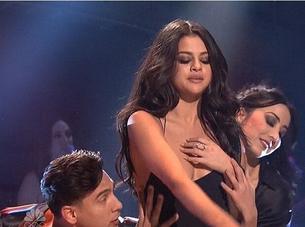 赛琳娜暂退社交网后首晒照