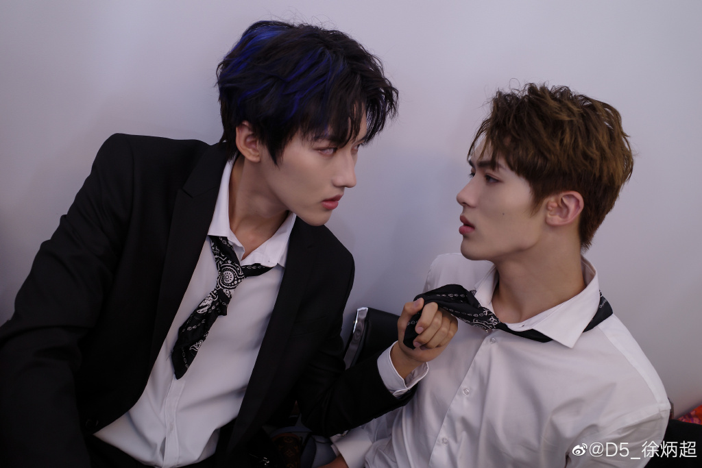 楼应该放搞基的拼图 安利的要点是这团限定,可以愉快的搞cp不被唯粉骂