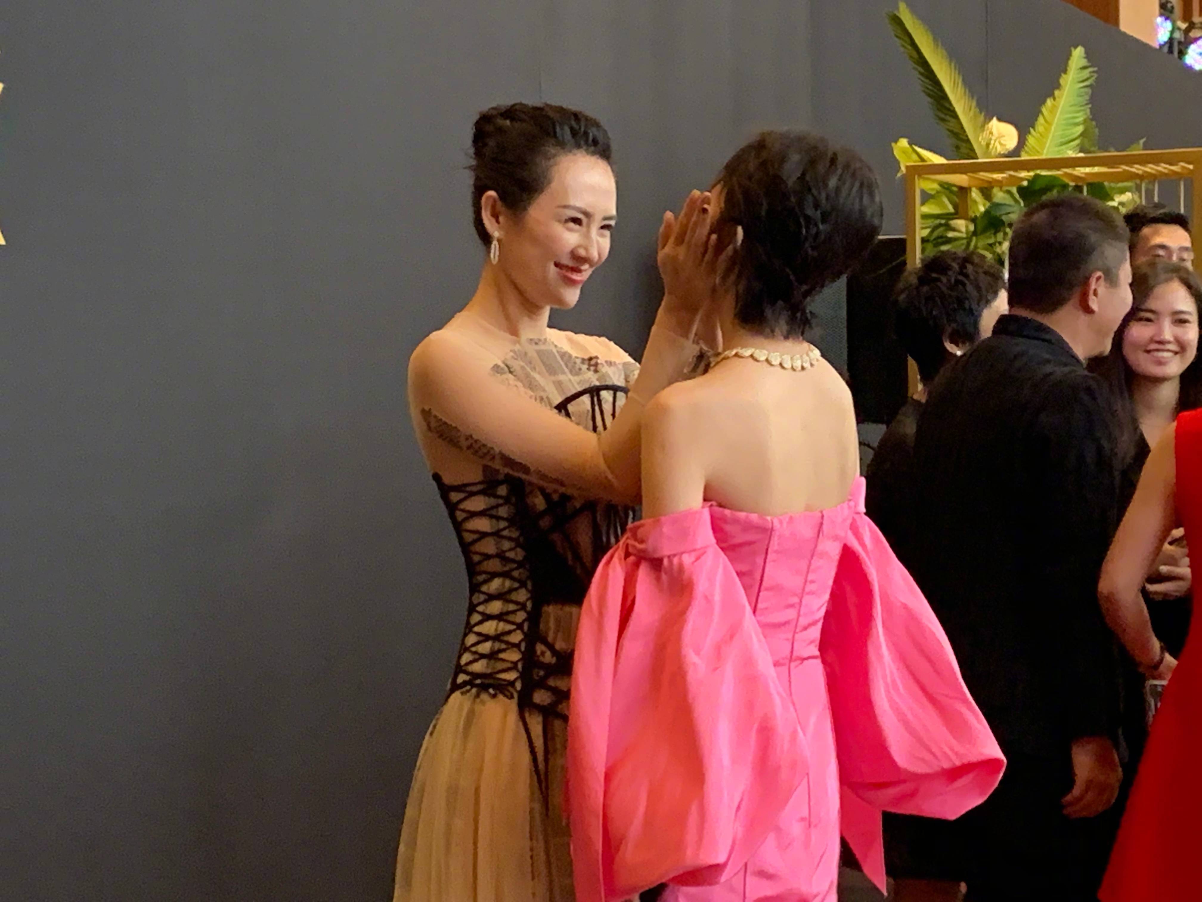 主题:章子怡摸周冬雨的脸,表情好惊悚 [9]收藏该贴已收藏只看楼主