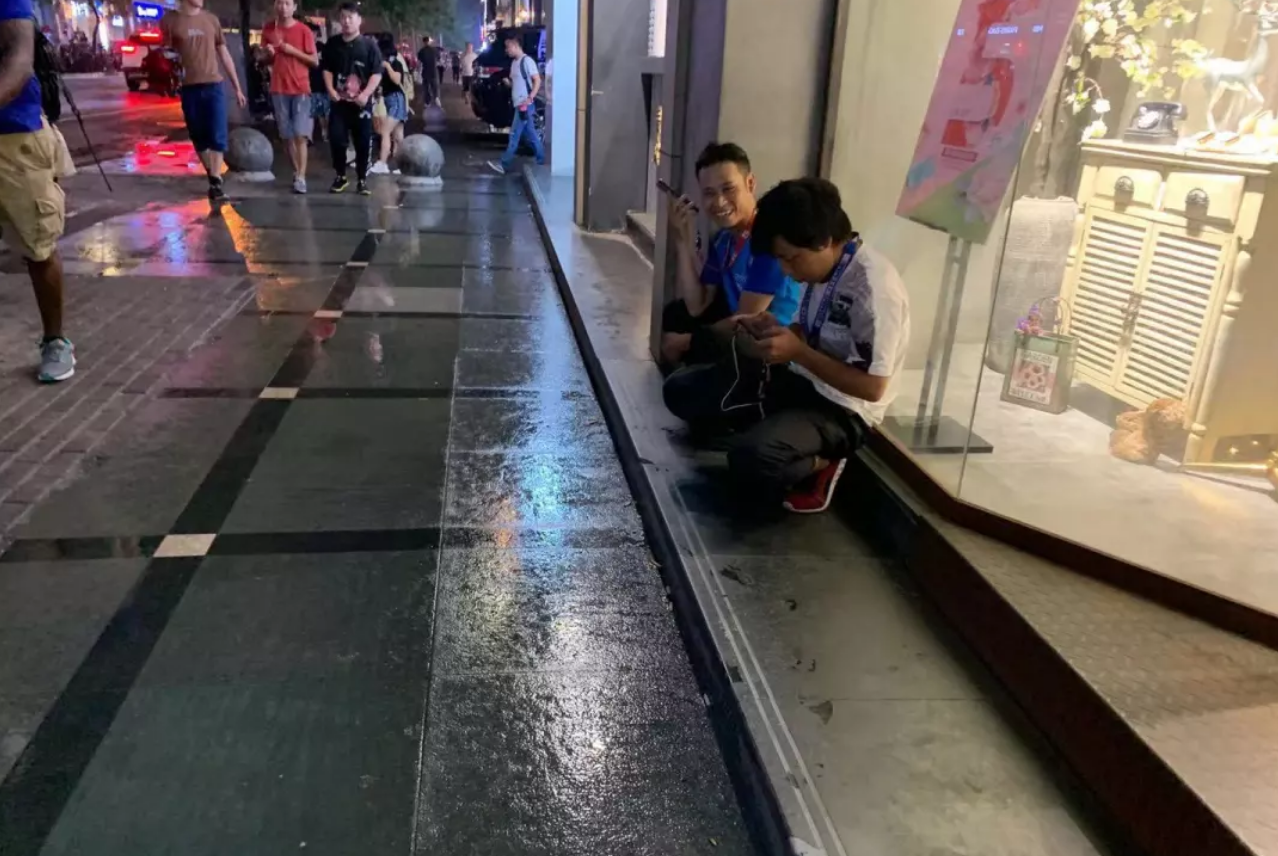 一个外卖员消失在上海暴雨中