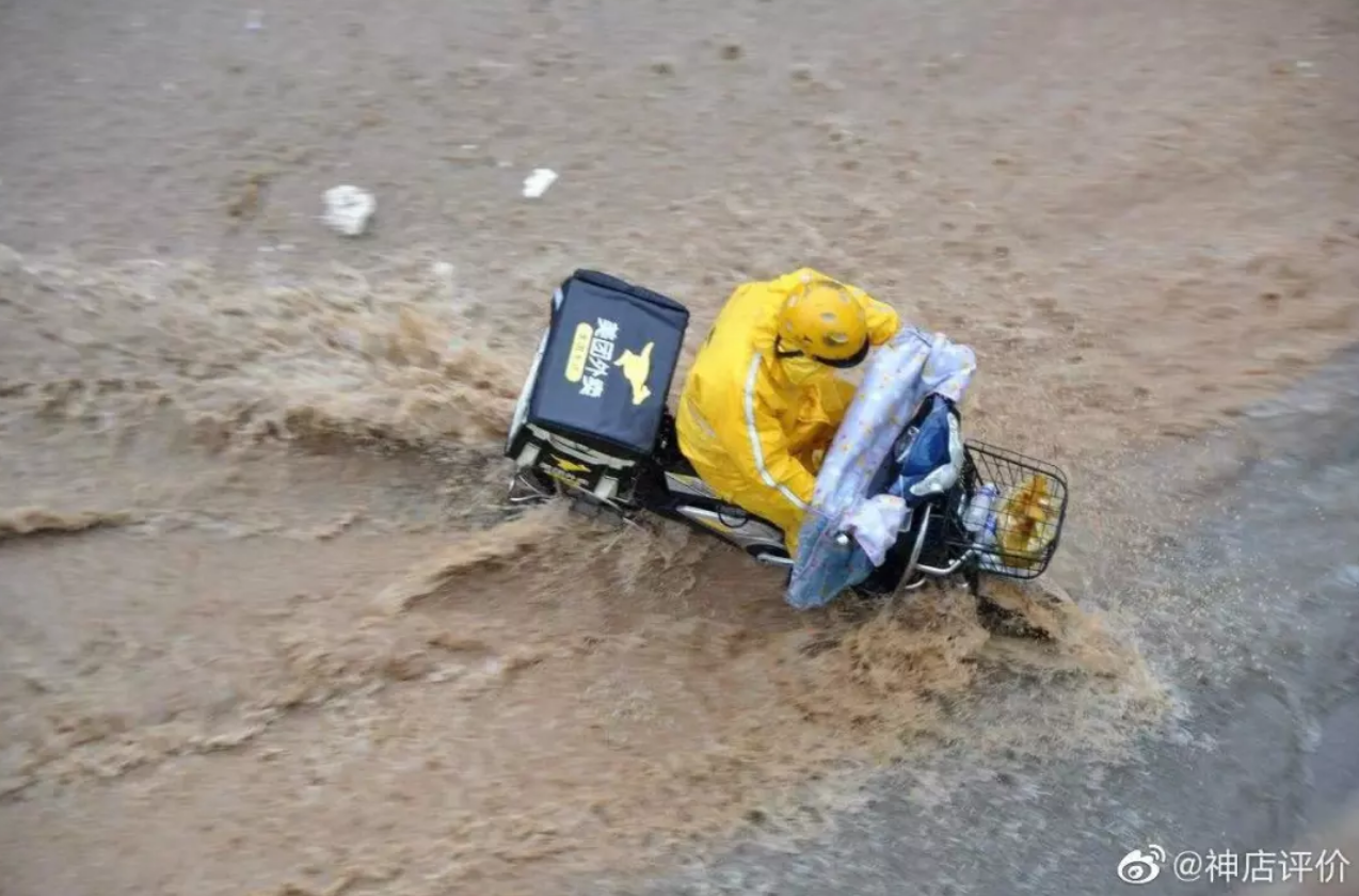 一个外卖员消失在上海暴雨中