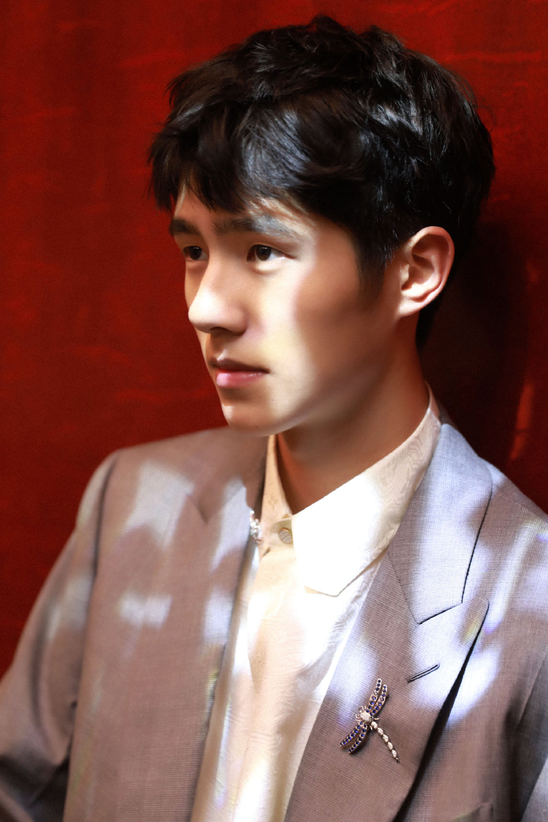 卧槽,卧槽,日天粉在吗,日天今天穿oversize灰色西装配微卷毛 . .