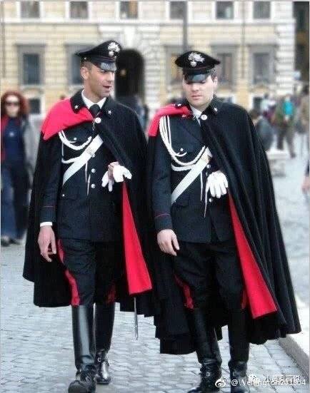 网友交流区 网友留言区 前两年意大利军服也好好看哦,那个披风外面是