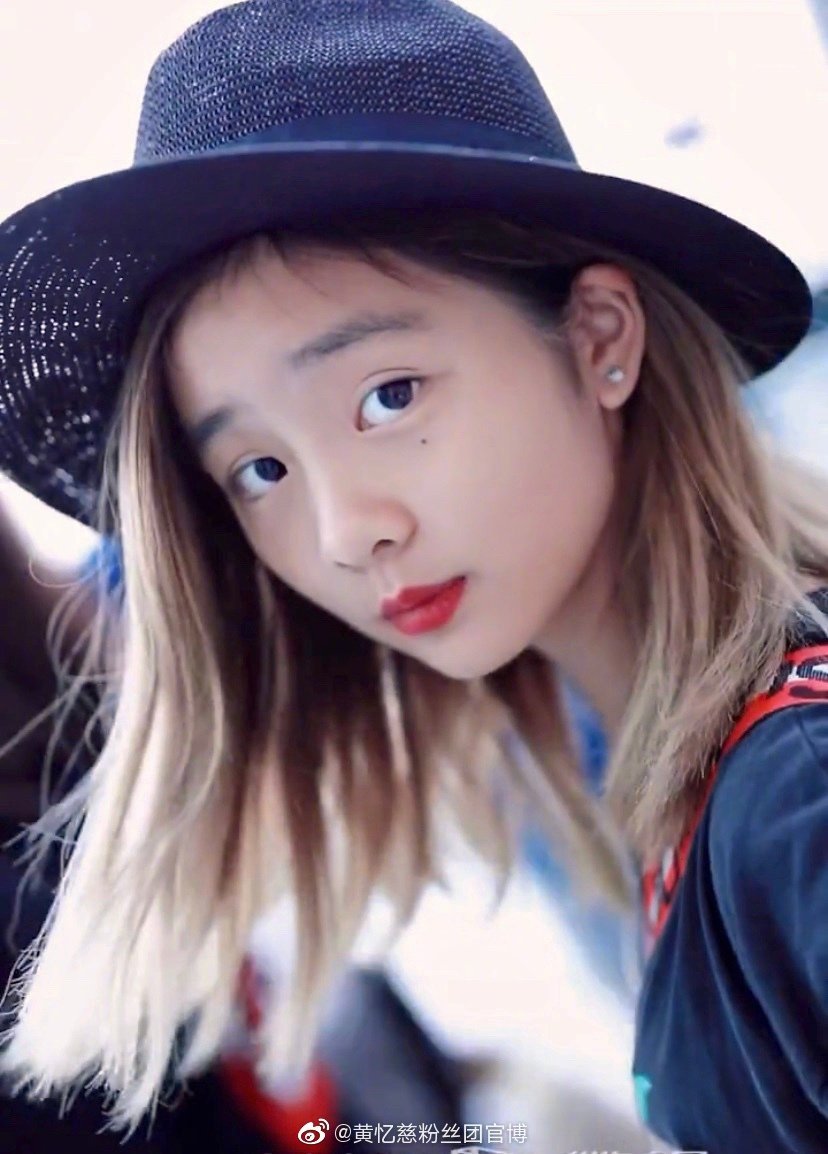 主题:黄磊女儿多多染了黄色头发,你们觉得好看吗?