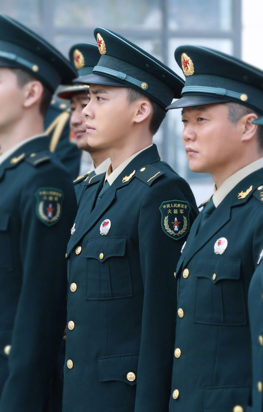 夏拙的"开学典礼"来了,《号手就位》开机发布会,李易峰军装太有军人的