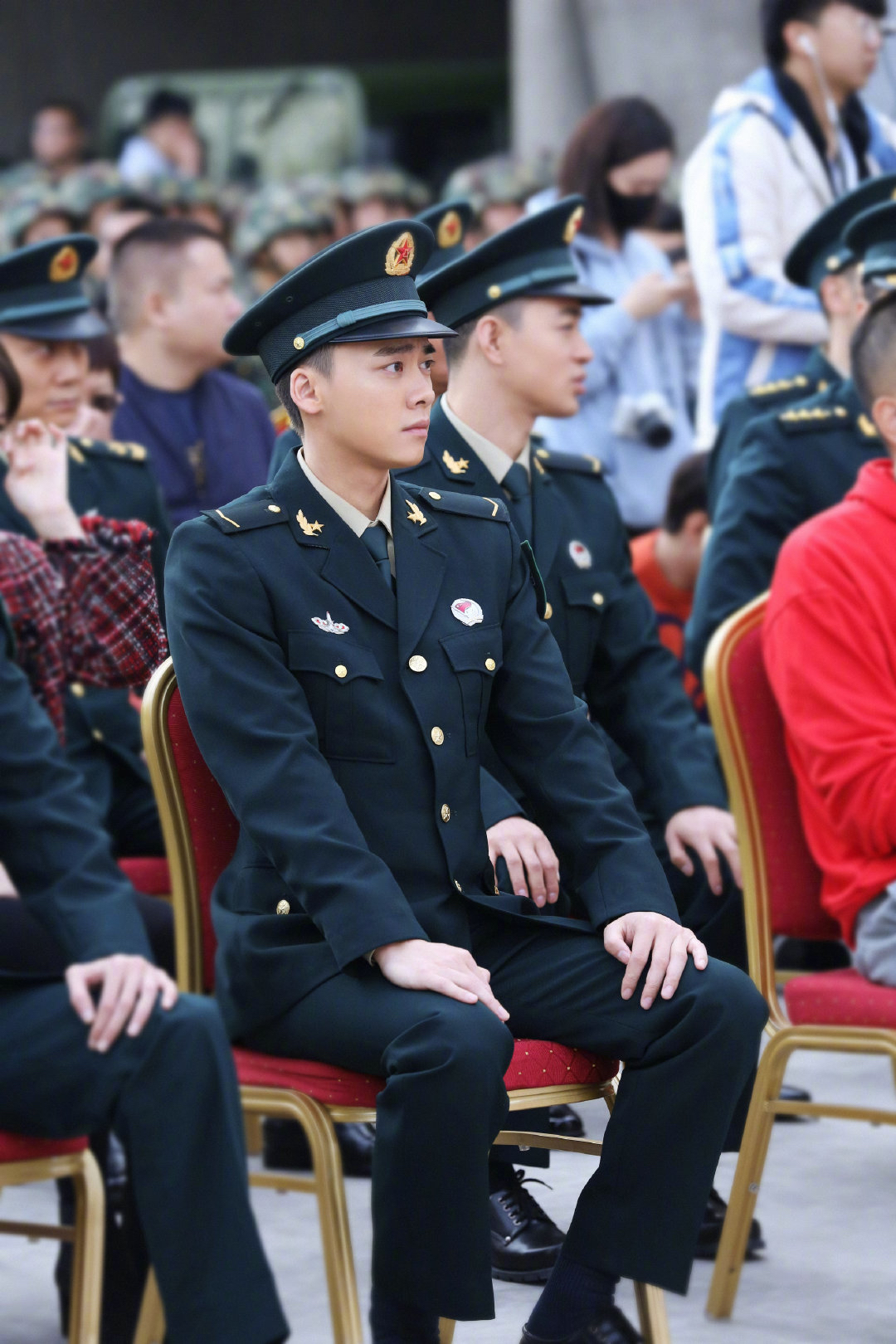 站有站姿,坐有坐姿 一个合格军人的基本素养