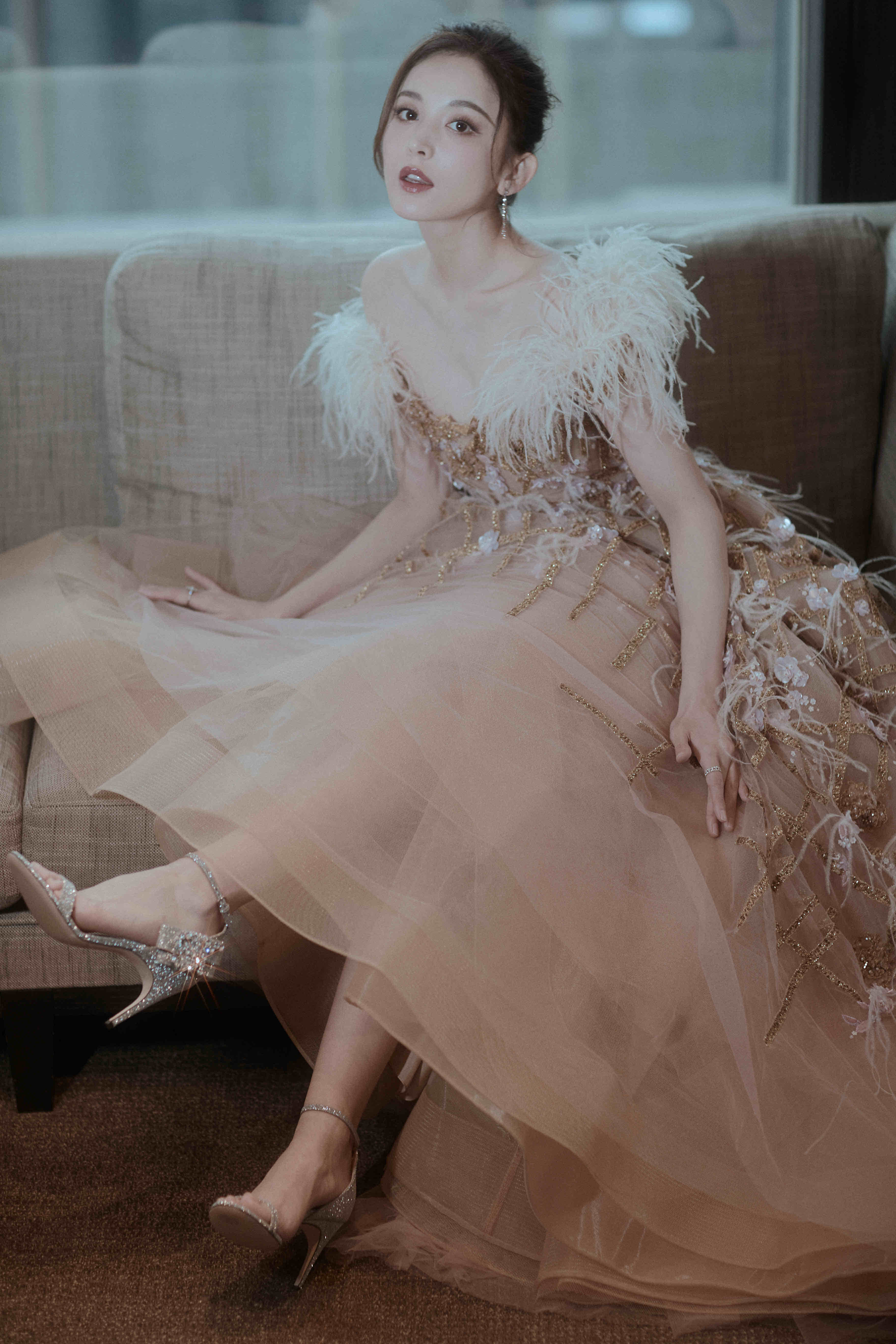 主题:看了刘诗诗和娜扎的红毯高跟鞋,我发现个字矮的女星想走艳压路线