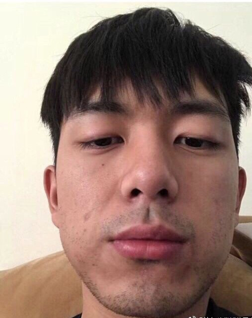 解解浓密的睫毛弯弯绕绕,微微往下用迷离的眼神看向世界,尽管不修边幅