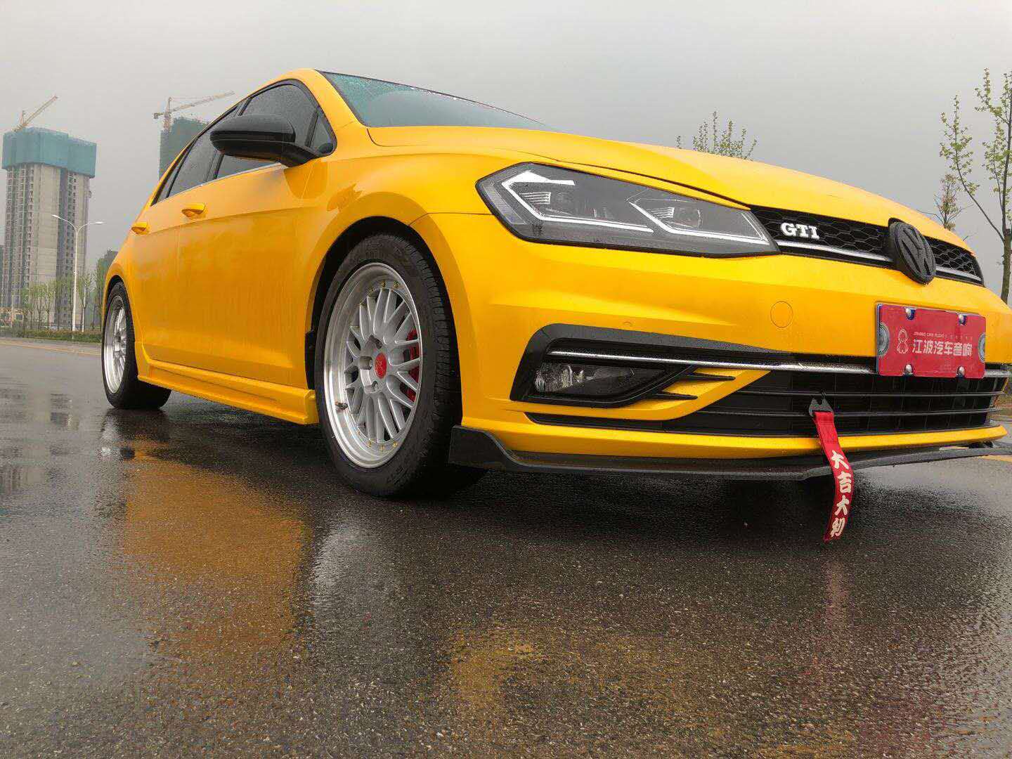 大众高尔夫车身改色枫叶黄