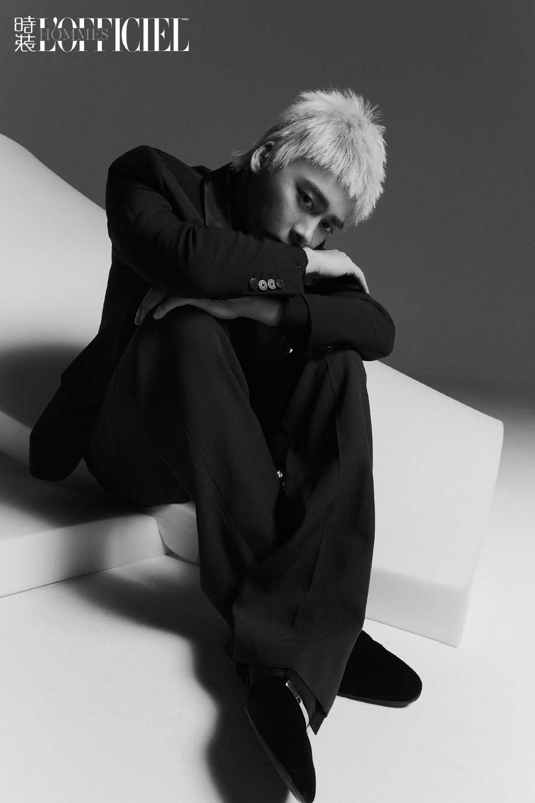 主题:#李易峰时装男士6月封面# 剃了寸头的@李易峰 ,人显得小了很多