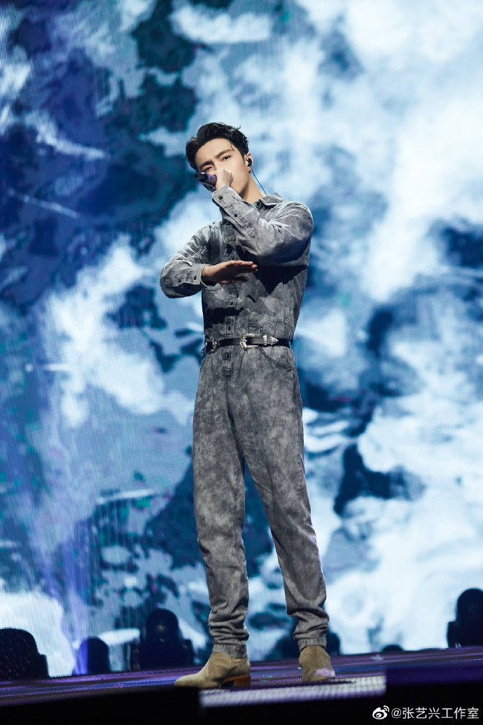 主题:铁马冰河旧梦,少年扬鞭锦时.