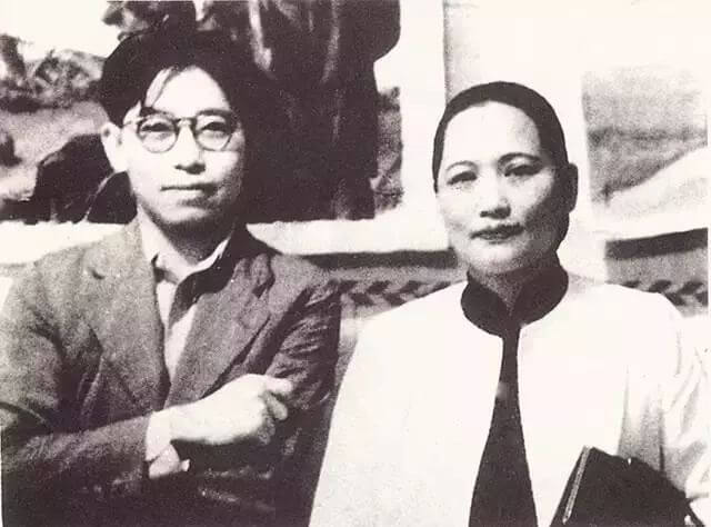 1939年香港抗日画展上，丁聪与宋庆龄合影