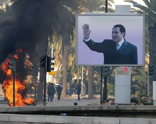 突尼斯政府倒台