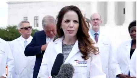 医生,倡导羟氯喹作为治疗2019冠状病毒疾病的药物,因与国会大厦暴乱有关而被捕