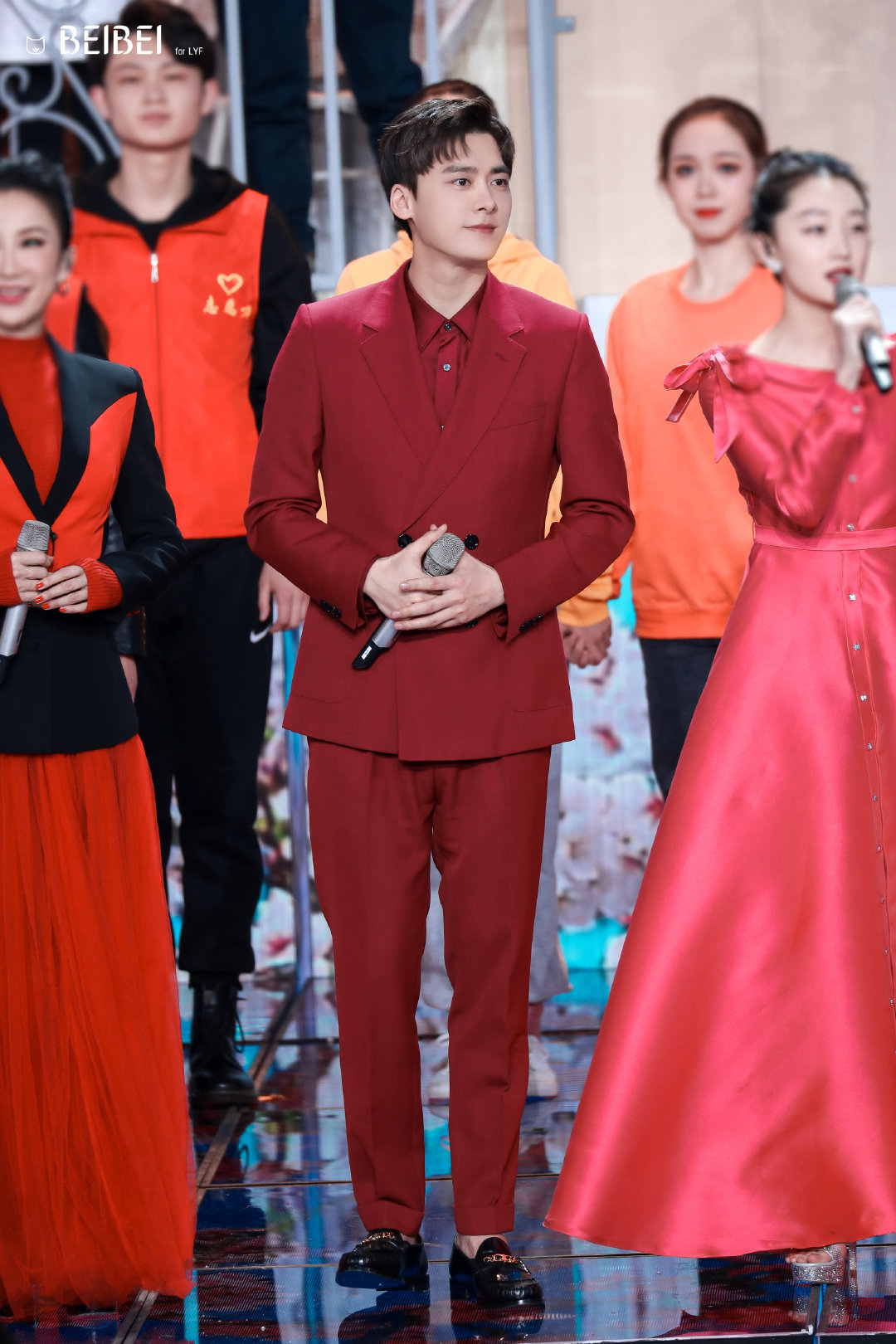 李易峰最新的活动就是春晚了,春晚不是每个台都在播吗,难道草/黑家里