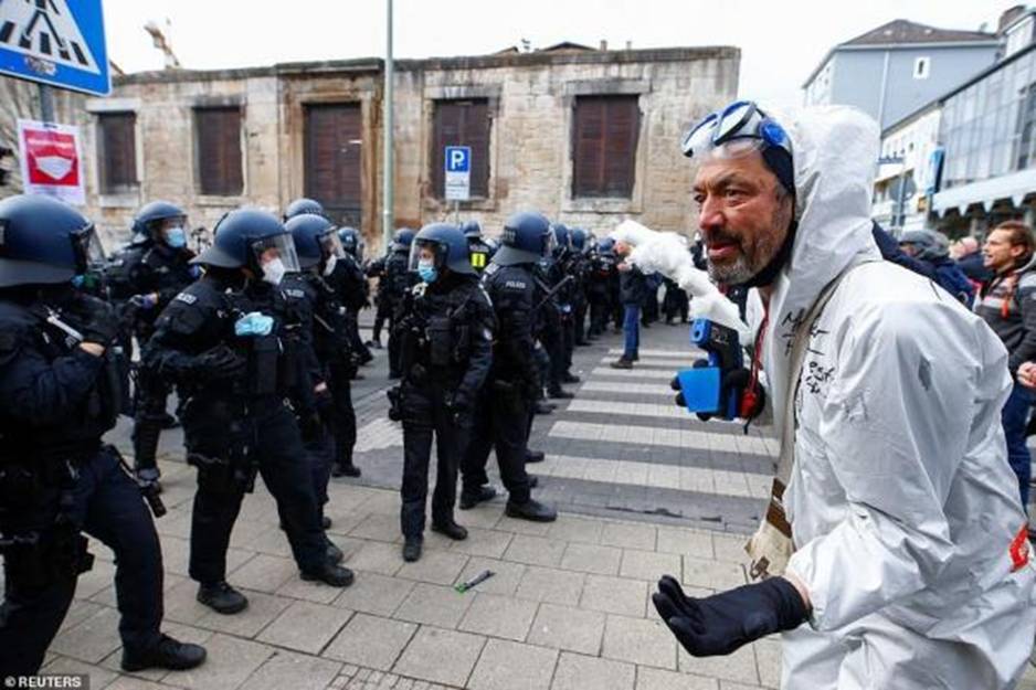 全球爆发反封锁抗议:“烧掉你的面具!”